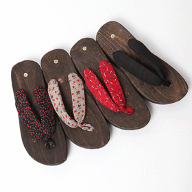 03453. 로맨틱한 나막신 